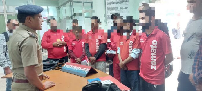 मुहिम: डिलीवरी बॉयज के साथ मीटिंग कर पुलिस ने किया सत्यापन