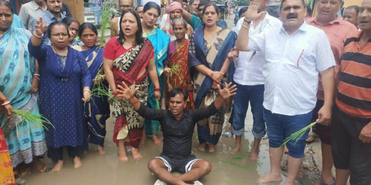 नाराज़गी: जलभराव को लेकर चढ़ा कांग्रेसियों का पारा, सड़कों पर धान के पौधे रोपकर जताया आक्रोश