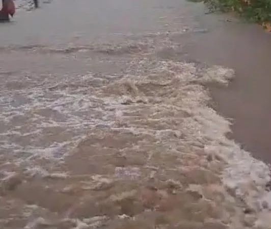 दुश्वारियां: उत्तराखंड में नदी- नाले उफान पर, जगह-जगह भूस्खलन होने से जिला मुख्यालय से कटे कई गांव