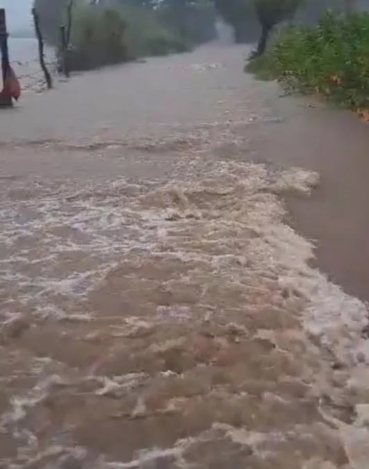 दुश्वारियां: उत्तराखंड में नदी- नाले उफान पर, जगह-जगह भूस्खलन होने से जिला मुख्यालय से कटे कई गांव