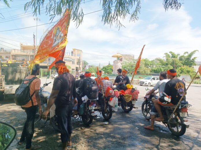 दुस्साहस: पुलिस व्यवस्था को खुली चुनौती, शहर में दुपहिया वाहनों से पटाखे छोड़ते घूम रहे हैं कांवड़िए