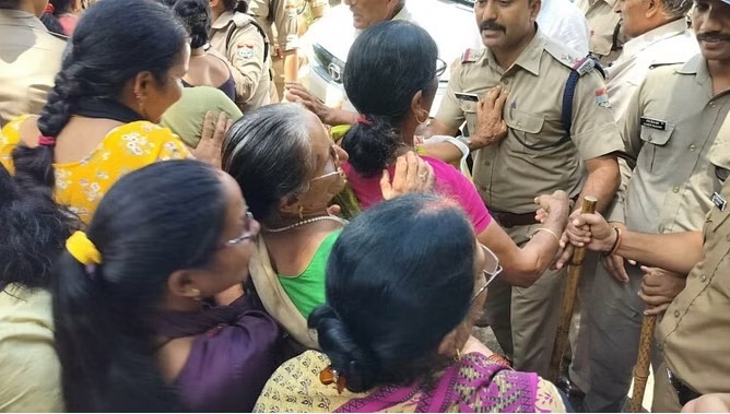 नाराज़गी: जलभराव की समस्या जूझ रही महिलाओं ने रोका मंत्री प्रेमचंद अग्रवाल का काफिला