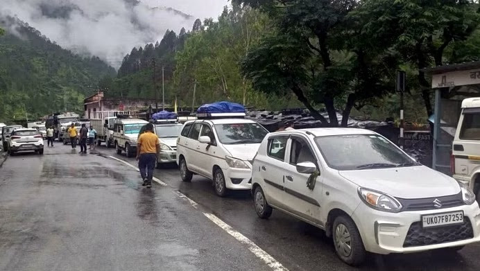 आफ़त: पहाड़ से मलबा आने से बद्रीनाथ हाइवे फिर बाधित, वाहनों की लगी लंबी कतार