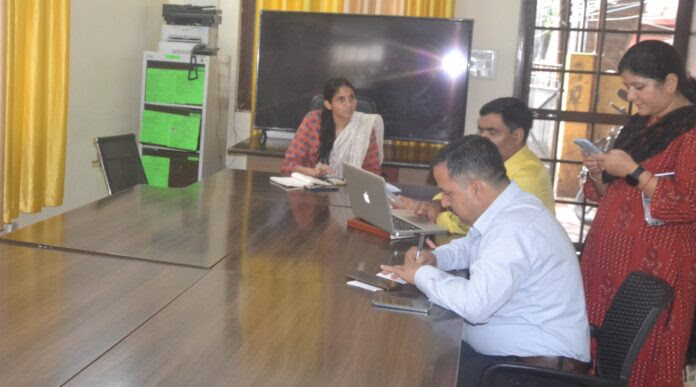 एक्शन: डीएम सोनिका ने आपदा प्रबंधन केन्द्र का किया औचक निरीक्षण, अधिकारियों को दिये दिशा निर्देश