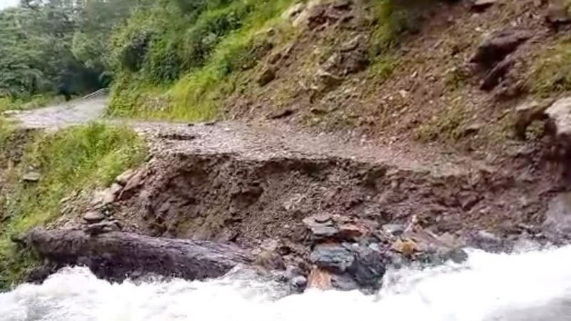 आफ़त: भारी बारिश से सोनप्रयाग-त्रियुगीनारायण मोटरमार्ग बाधित, ग्रामीणों का जिला मुख्यलाय से कटा संपर्क