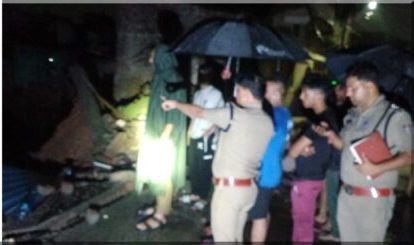 आफ़त: लोगों के लिए दुश्वारियां लेकर आयी बारिश, बस्तियों में लोगों के घरों में घुसा पानी