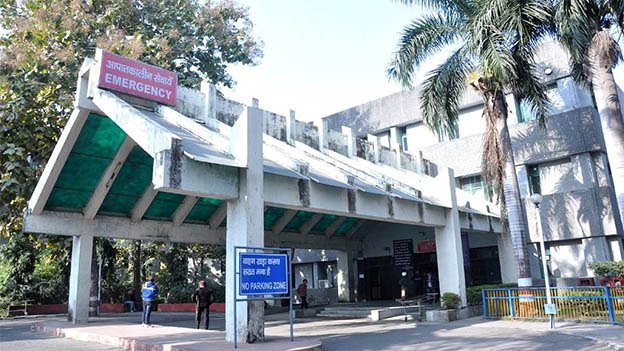 परेशानी: अस्पताल प्रशासन और लांड्री ठेकेदार के विवाद में पिस रहे हैं मरीज