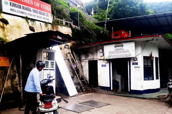 दुस्साहस: पर्यटन नगरी में अपराधियों के हौसले बुलंद,पेट्रोल पंप का ताला तोड़कर उड़ा ले गये हजारों की नकदी