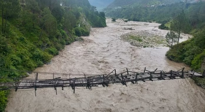 आफ़त: मूसलाधार बारिश से पहाड़ का हाल-बेहाल, सड़कें बंद होने से जनजीवन अस्त-व्यस्त