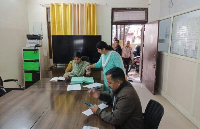 सतर्कता: जिलाधिकारी ने आपदा से निपटने के लिए अधिकारियों को सतर्क रहने के दिये निर्देश