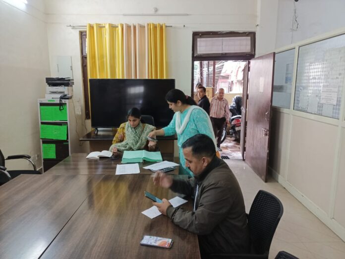 सतर्कता: जिलाधिकारी ने आपदा से निपटने के लिए अधिकारियों को सतर्क रहने के दिये निर्देश