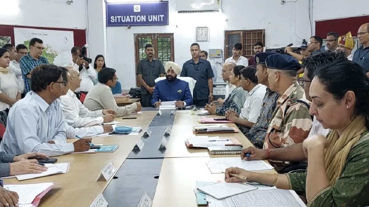 जायजा : रेड अलर्ट के बीच आपदा कंट्रोल रूम पहुंचे राज्यपाल, राज्य के हालातों की ली जानकारी