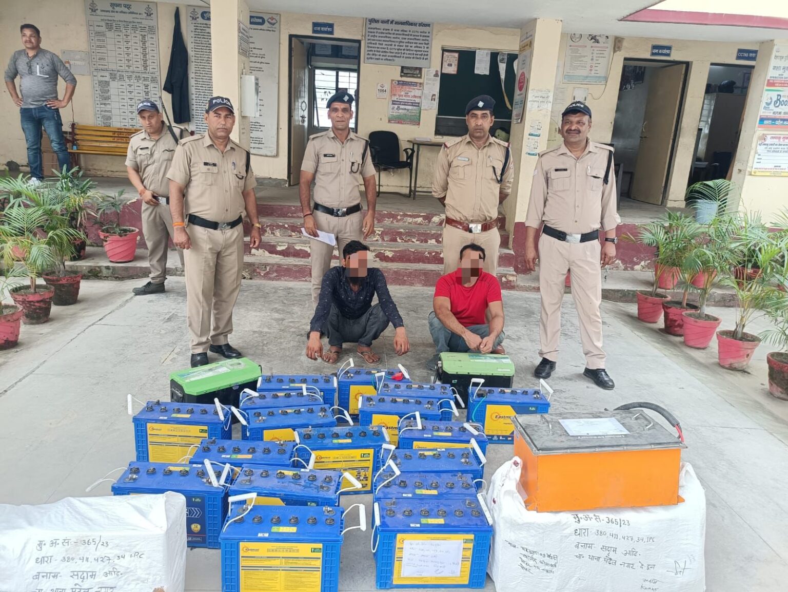 ई-रिक्शाः शोरूम के ताले तोड़कर लाखों का सामान चोरी,दो गिरफ्तार