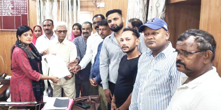 आवाज़: भर्ती प्रक्रिया की शर्तों को लेकर पर्यावरण मित्रों ने  सीएम को भेजा ज्ञापन