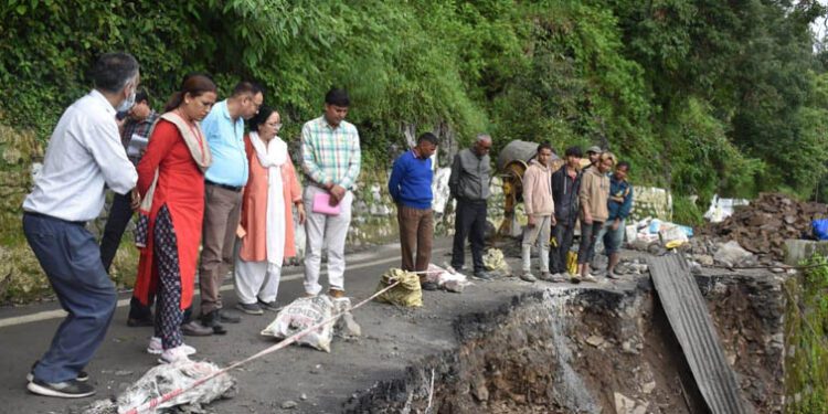 मंत्री रेखा आर्या ने किया आपदा से हुए नुकसान का स्थलीय निरीक्षण