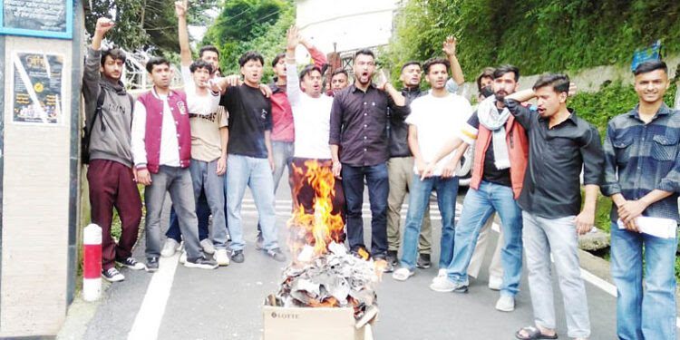 आक्रोश: मणिपुर प्रकरण को लेकर छात्रों में भी उबाल, केंद्र सरकार का पुतला दहन कर किया गुस्से का इज़हार