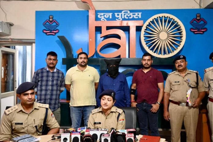 गिरफ्त:  पुलिस के हत्थे चढ़ गया 10 हजार का ईनामी वांछित, ज़मीन के फर्जीवाड़े में चल रहा था फरार