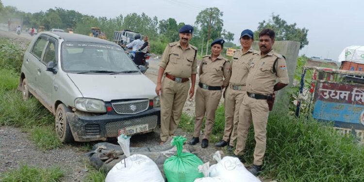 शिकंजा: पुलिस ने कार से बरामद किया कच्ची शराब का जखीरा, तस्कर कार छोड़ कर हो गये फरार