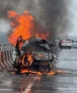 ब्रेकिंग न्यूज:  डिवाइडर से टकराने के बाद कार में लगी आग, जिंदा जल गये चार लोग, दूसरे वाहन से टकराने पर हुआ हादसा