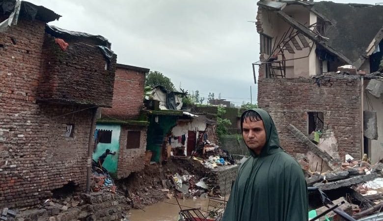 मुसीबत: नाले के ऊफान में जमींदोज हो गये 8 मकान, पुलिस ने चलाया रेस्क्यू अभियान