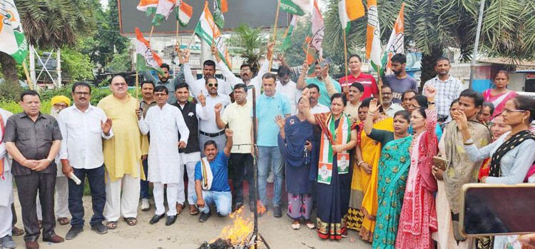 विरोध: महिला कांग्रेस ने फूंका भाजपा सरकार का पुतला, जनविरोधी नितियां अपनाने का लगाया आरोप