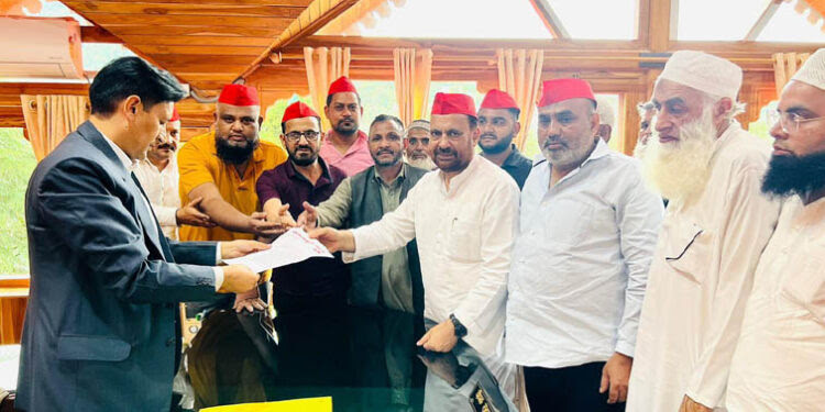 आवाज : बस्ती वासियों को बेघर करने के विरोध में कमिश्नर दीपक रावत से मिला सपा का प्रतिनिधिमंडल, ज्ञापन सौंपा