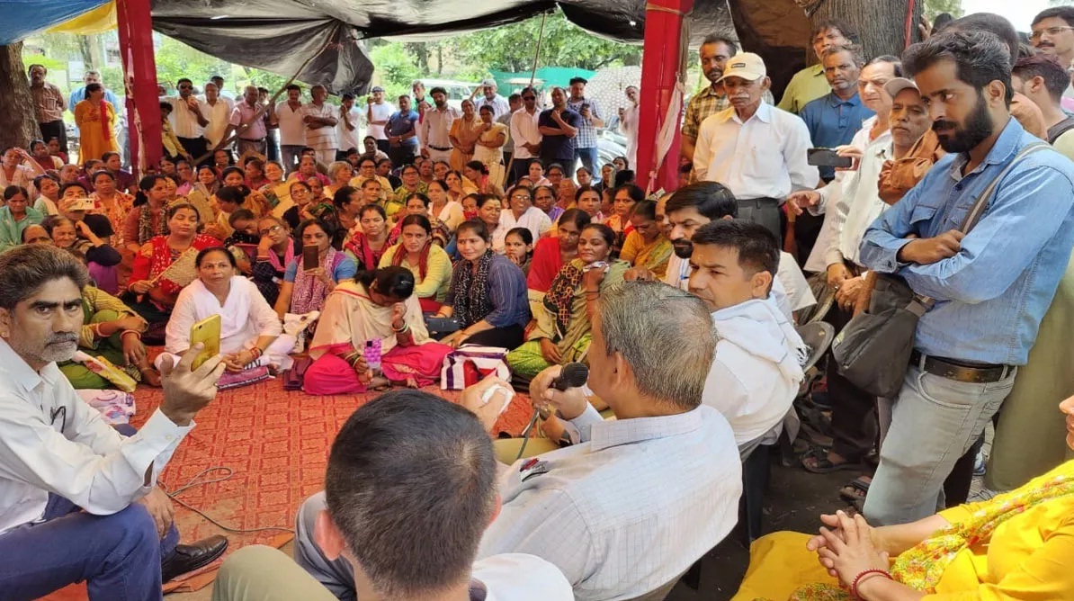 समर्थन: आईडीपीएल वासियों के धरने पर पहुंचे पूर्व सीएम हरीश रावत, इंसाफ़ दिलाने का दिया आश्वासन