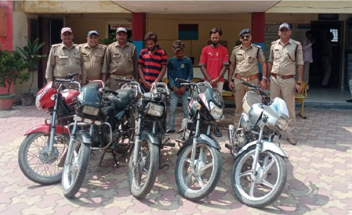 कामयाबी: पुलिस ने बाइक चुनाने वाले गिरोह के तीन बदमाशों को किया गिरफ्तार, 5 बाइकें बरामद