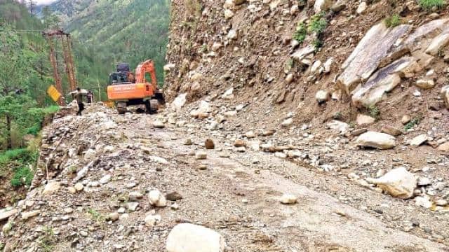 हालात: पहाड़ों में बारिश से उपजी दुश्वारियां बरकरार, इस जिले में अब तक बंद पड़ी हैं दस सड़कें