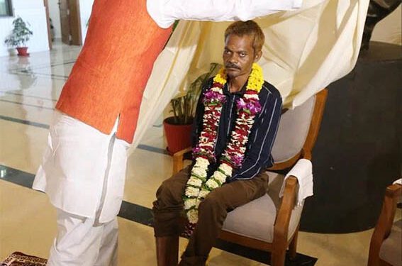 प्रायश्चित: सीएम ने धोये पेशाब कांड के पीड़ित दशमत के पैर, सुदामा बता कर किया सम्मानित