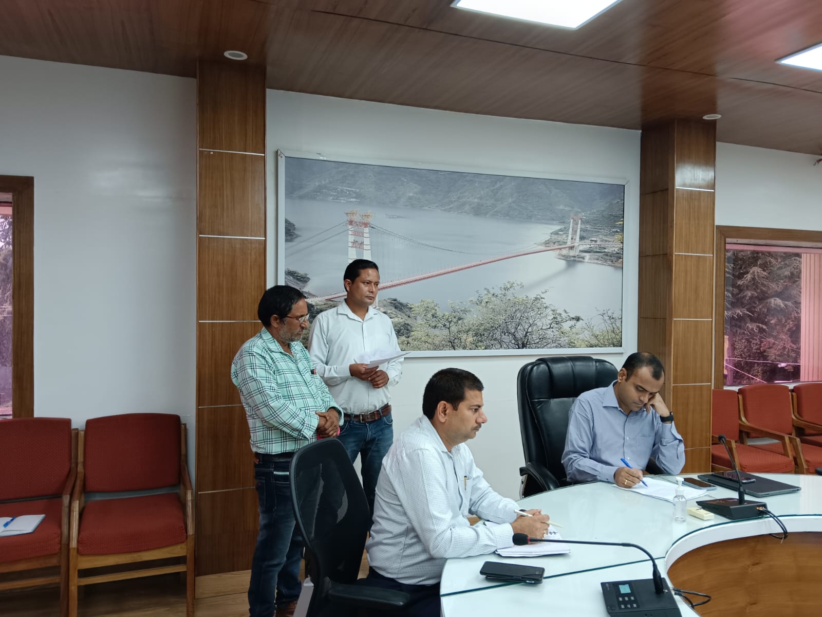 सुनवाई: जनता मिलन कार्यक्रम में जिलाधिकारी ने सुनीं लोगों की शिकायतें,शीघ्र निस्तारण हेतु दिये आवश्यक निर्देश