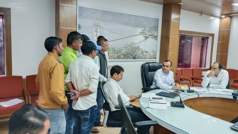 सुनवाई: जनता मिलन कार्यक्रम में आयीं 53 शिकायतें, डीएम ने अधिकारियों को दिये शीघ्र निस्तारण के निर्देश
