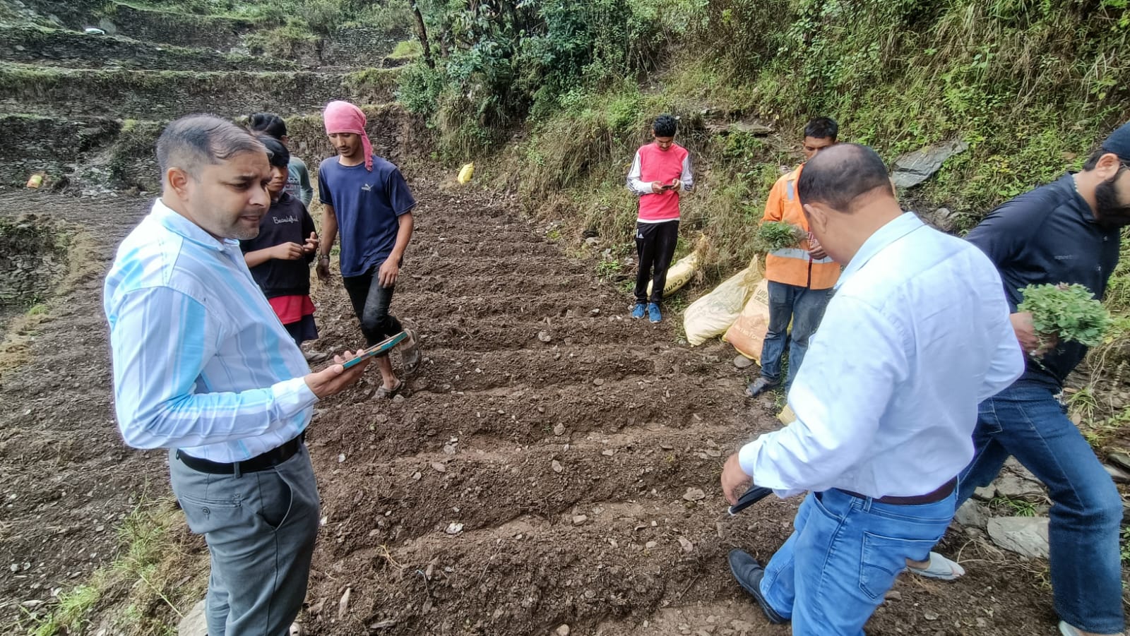 अमल: मुख्यमंत्री पलायन रोकथाम योजना के तहत किसानों को दी गयी सगंध व औषधीय पौधों की खेती की जानकारी