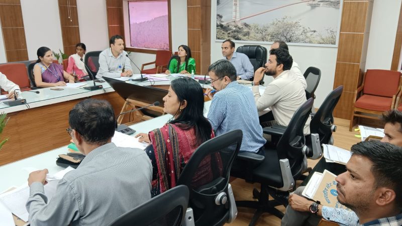 समीक्षा: डीएम ने दिये पात्र व्यक्तियों को समय से जन कल्याणकारी योजनाओं का लाभ मुहैया कराने के निर्देश