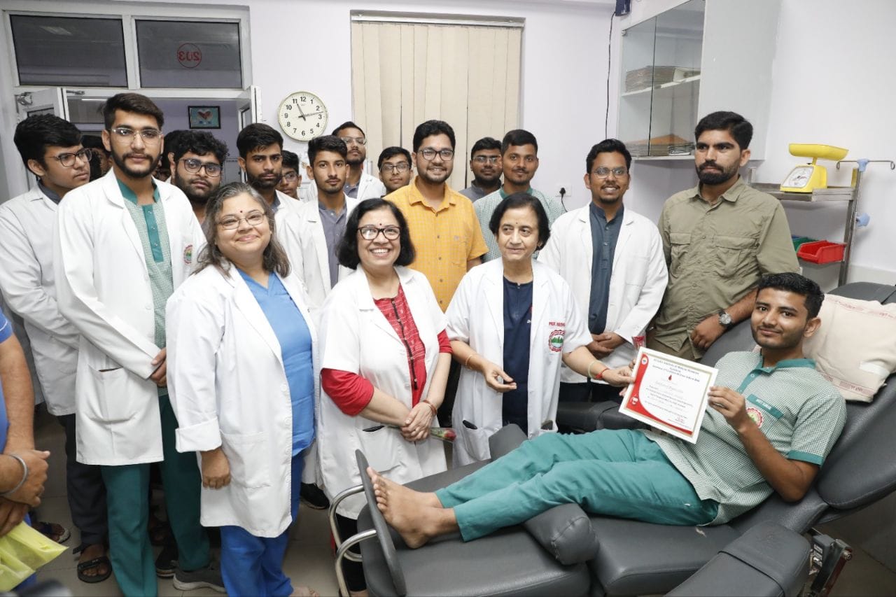 महादान: एम्स में किया गया स्वैच्छिक रक्तदान शिविर का आयोजन, मेडिकल कॉलेज के 42 विद्यार्थियों ने दिया रक्त
