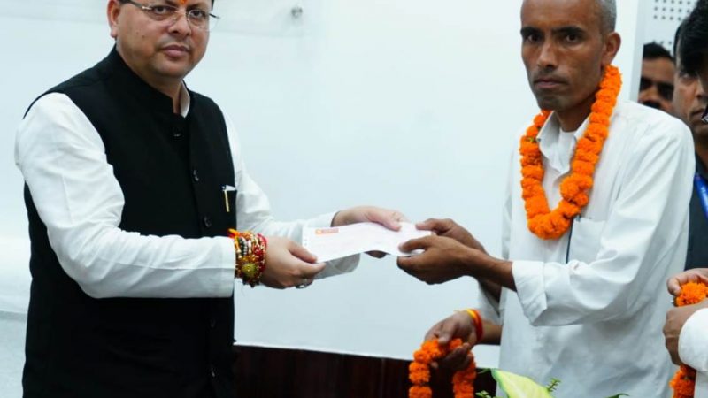 राज-काज: व्यासी जल विद्युत परियोजना के प्रभावितों को मिला मुआवजा, सीएम धामी ने प्रदान किये मुआवजे के चेक