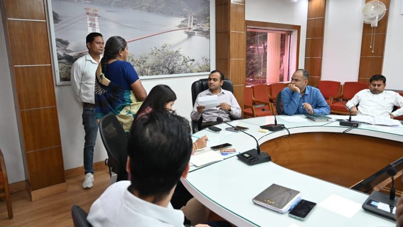 सुनवाई: जनता मिलन कार्यक्रम में डीएम ने सुनीं लोगों की समस्याएं, संबंधित विभागों को दिये निराकरण के निर्देश