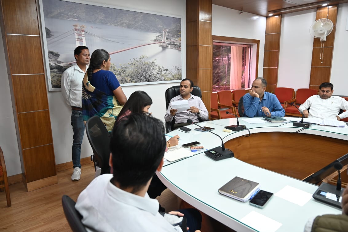 सुनवाई: जनता मिलन कार्यक्रम में डीएम ने सुनीं लोगों की समस्याएं, संबंधित विभागों को दिये निराकरण के निर्देश