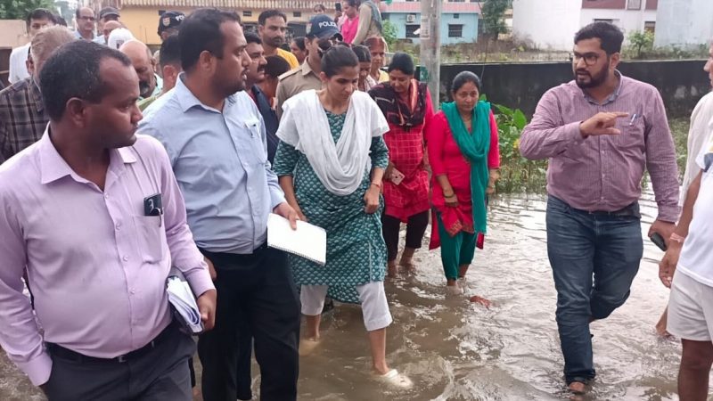 जायजा: डीएम सोनिका ने किया जल भराव से प्रभावित क्षेत्रों का निरीक्षण, मातहत अधिकारियों को दिये जरूरी निर्देश