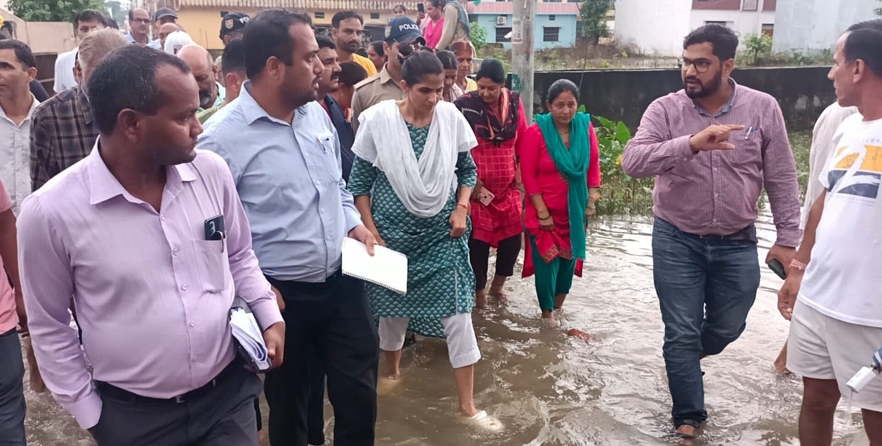जायजा: डीएम सोनिका ने किया जल भराव से प्रभावित क्षेत्रों का निरीक्षण, मातहत अधिकारियों को दिये जरूरी निर्देश