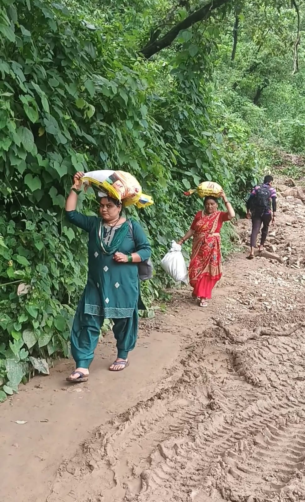 मुश्किल: कोटद्वार में अतिवृष्टि के चलते बढ़ीं लोगों की दुश्वारियां, सड़क अवरुद्ध होने से आवाजाही में भारी दिक्कत
