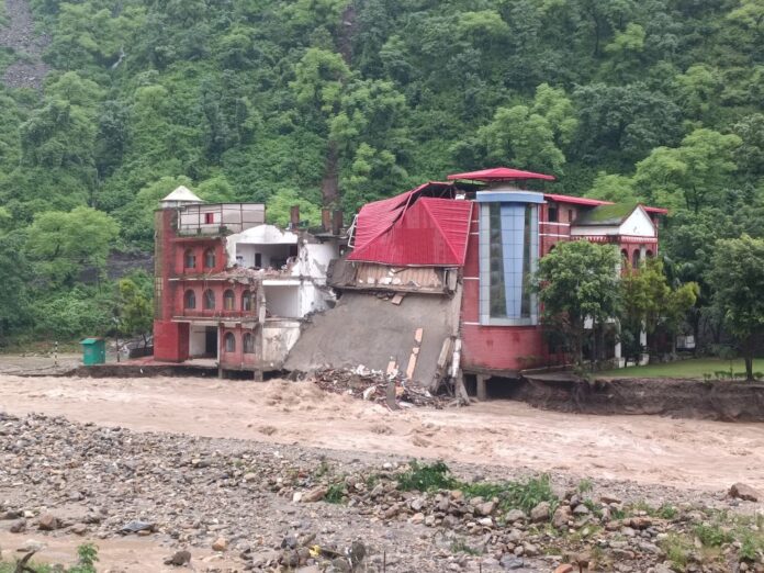 बड़ी खबर: नदी के तेज़ बहाव से ध्वस्त हो गयी काॅलेज की तीन मंजिला इमारत