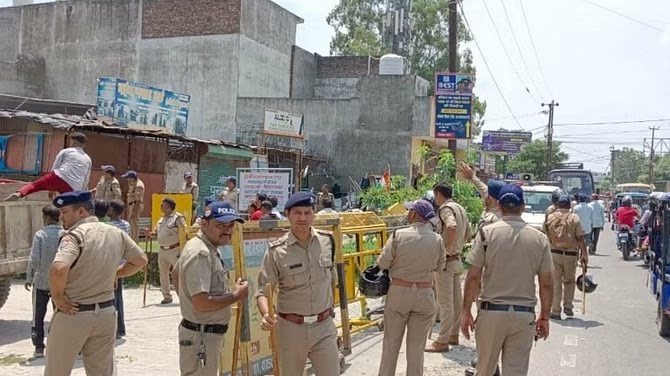 बड़ी खबर : पुलिस प्रशासन की बड़ी कार्रवाई, कड़ी सुरक्षा व्यवस्था के बीच ध्वस्त कीं दो मजारें