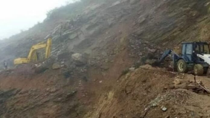 दिक्कत: ऋषिकेश- गंगोत्री हाईवे दूसरे दिन भी बंद, चालू नहीं हो पाया यातायात