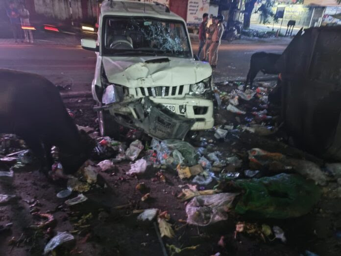 ब्रेकिंग न्यूज: युवक-युवती को टक्कर मारने के बाद पलट गयी तेज रफ्तार स्कार्पियो, हादसे में एक की मौत, पांच घायल