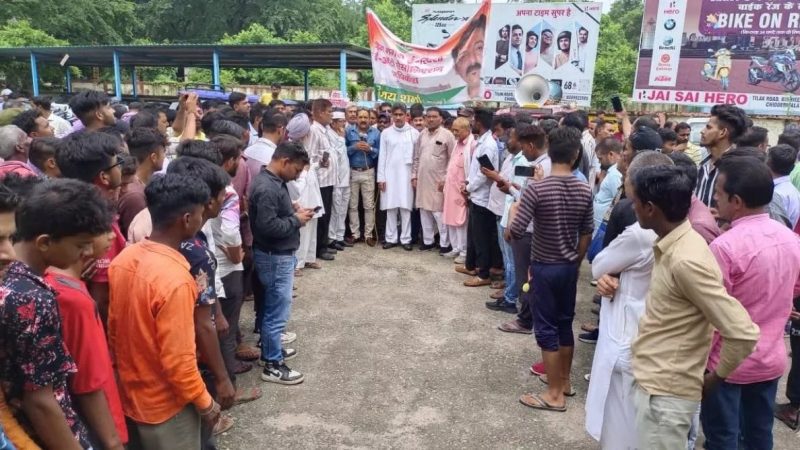 आक्रोश: नेशनल हाईवे पर ई-रिक्शा का संचालन प्रतिबंधित, चालकों ने किया एआरटीओ का घेराव