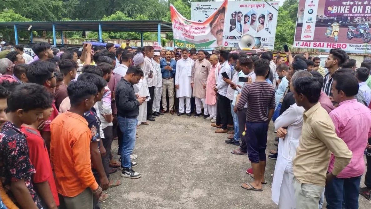आक्रोश: नेशनल हाईवे पर ई-रिक्शा का संचालन प्रतिबंधित, चालकों ने किया एआरटीओ का घेराव