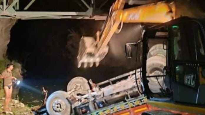 हादसा: देर रात को पुल की रेलिंग तोड़कर नदी में गिरा ट्रक, चालक लापता, तलाश जारी