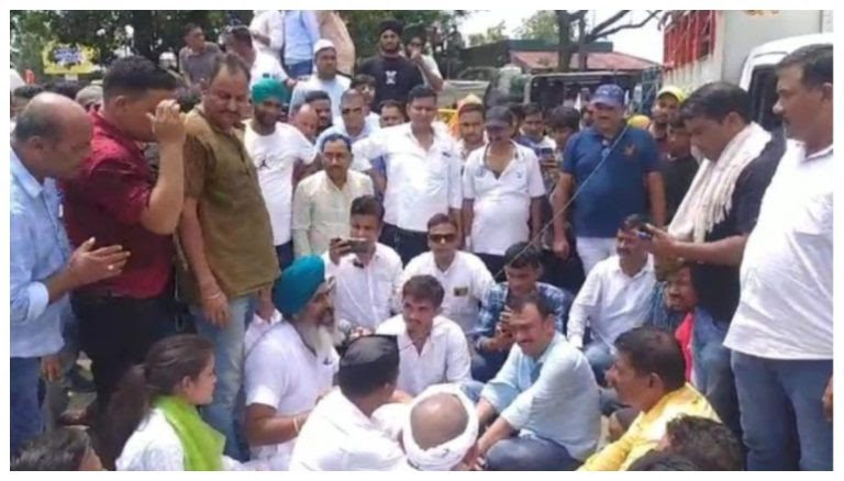 आक्रोश: रेरा एक्ट को लेकर चढ़ गया किसानों का पारा, ट्रैक्टरों के साथ सड़क पर उतर कर जताया विरोध