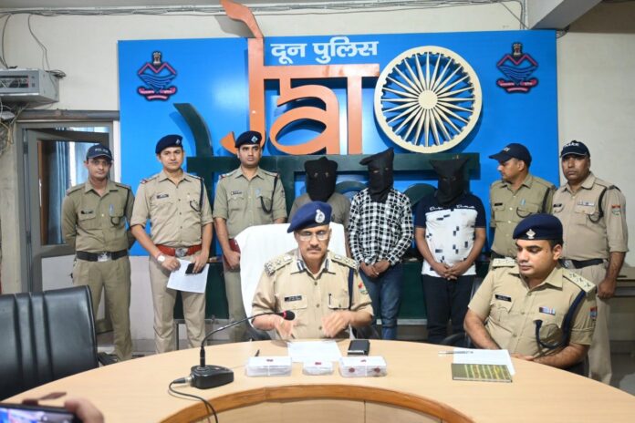 खुलासा: सर्राफा व्यापारी के यहां हुई चोरी के मामले में तीन आरोपी गिरफ्तार, चोरी का सोना बरामद